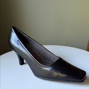 Aerosoles Envy Leather Pump Mid heel classic neutral comfort Square toe Like New
